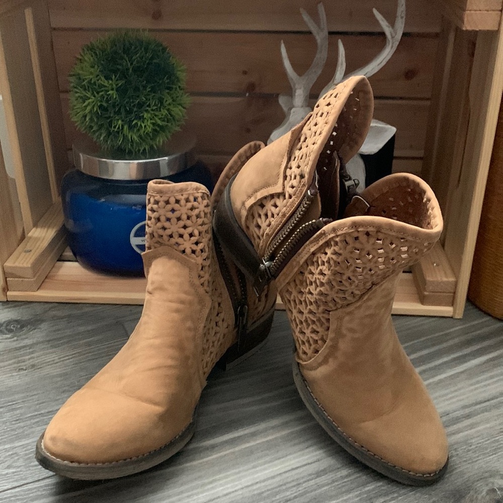 Circle G cutout booties